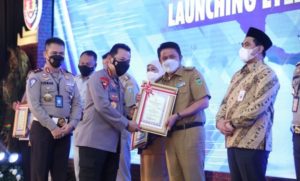 Herman Deru dapat penghargaan dari Kapolri Jendral Listyo Sigit Prabowo didampingi Kakorlantas Polri Irjen Pol Firman Santyabudi di Hotel Wyndam Surabaya,  Sabtu (26/3) siang. (Foto :Humas Pemprov Sumsel)