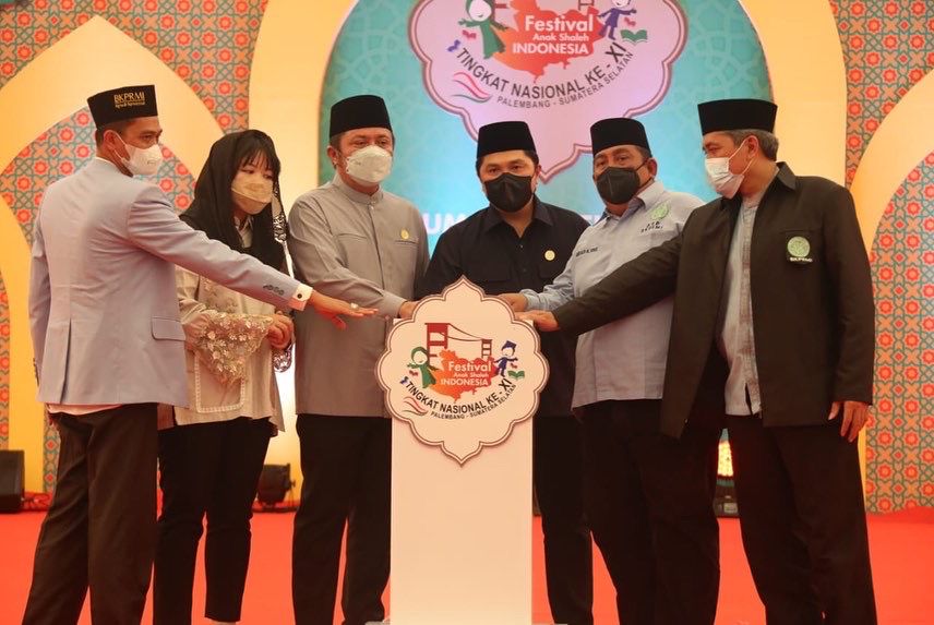 Gubernur Sumsel H Herman Deru Bersama Menteri BUMN Erick Thohir saat penekanan  tombol sirine bertempat di Main Dinning Hall Jakabaring Sport City (JSC) Palembang, Minggu (27/3) pagi. (Foto: Humas Pemprov Sumsel)