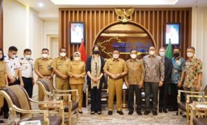 Gubernur Sumsel H Herman Deru menerima audiensi Tim Due Diligence Program Compact 2 oleh Millennium Challenge Corporation (MCC), di ruang tamu Gubernur, Senin (28/3). (Foto :Humas Pemprov Sumsel)