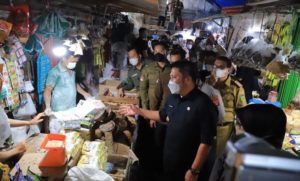 Gubernur Sumsel, Herman Deru, melakukan pemantauan harga dan ketersediaan Sembilan Bahan Pokok (Sembako) di sejumlah pasar tradisional di kota Palembang, hari Selasa tanggal 29 Maret 2022. (foto : Humas Pemprov Sumsel)