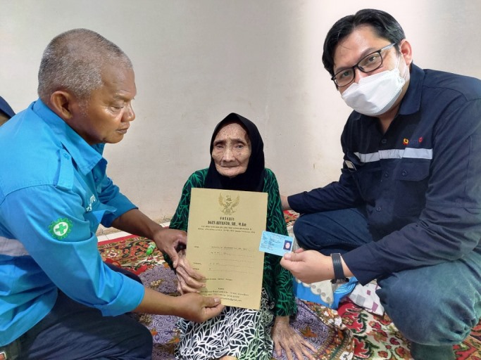 PT. Bukit Asam Bagikan 162 Akta Tanah Warga Bara Lestari II