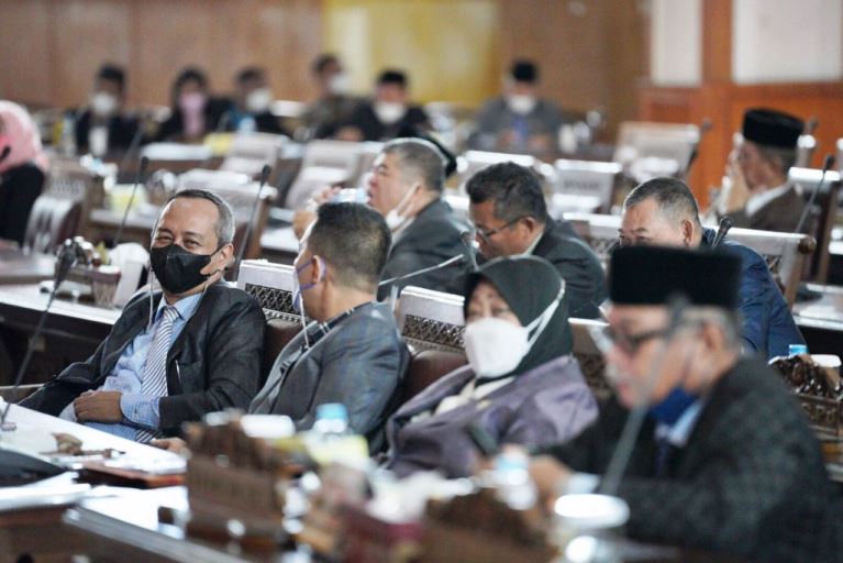 Peserta Rapat Paripurna XLVI (46) DPRD Sumsel dengan agenda penyampaian laporan hasil pembahasan dan penelitian pansus terhadap 4 (empat) Raperda Prov. Sumsel, Kamis tanggal 17 Maret 2022. (foto : Yuyu/Humas DPRD Sumsel)