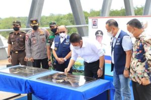 Gubernur Sumatera Selatan, Herman Deru, melakukan peresmian Jembatan Lematang II yang telah mangkrak selama lima tahun