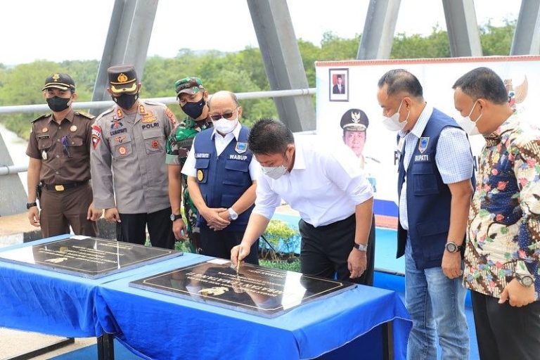 Gubernur Sumatera Selatan, Herman Deru, melakukan peresmian Jembatan Lematang II yang telah mangkrak selama lima tahun
