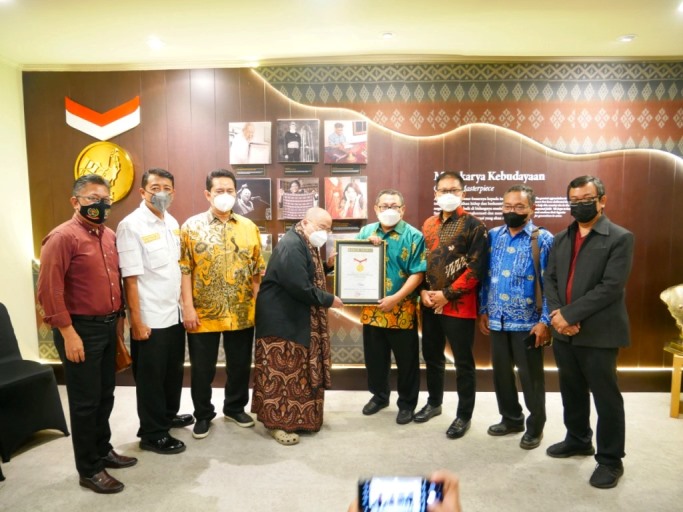 Ketua SMSI, Firdaus, menerima penghargaan dari MURI. (foto : SMSI Sumsel)