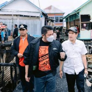 Gubernur Sumsel H Herman Deru langsung bergerak cepat menginstruksikan jajarannya untuk memberikan bala bantuan terhadap para korban kebakaran Di Desa Sungsang pada hari Minggu 03 April 2022 pagi.(Foto: Humas Pemprov Sumsel )