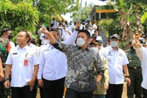 Gubernur Sumsel H Herman Deru saat meninjau langsung lokasi pembangunan kolam retensi di Kelurahan di kawasan Kebun Bunga (Foto: Humas Pemprov Sumsel)