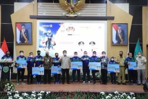 Gubernur Sumsel H Herman Deru Saat Menyerahkan bonus tersebut dilakukan  di Bina Praja Pemprov Sumsel, pada Hari Selasa 26 April 2022 siang.(Foto: Humas Pemprov sumsel)
