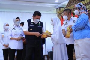 Gubernur Sumsel, Herman Deru,bersama Ketua GENCAR, Charma Afrianto, menyerahkan bantuan modal sembako bagi pelaku usaha rumahan. (foto : Humas Pemprov Sumsel)