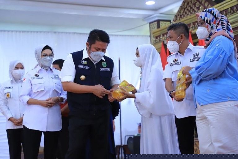 Gubernur Sumsel, Herman Deru,bersama Ketua GENCAR, Charma Afrianto, menyerahkan bantuan modal sembako bagi pelaku usaha rumahan. (foto : Humas Pemprov Sumsel) Gubernur Sumsel, Herman Deru,bersama Ketua GENCAR, Charma Afrianto, menyerahkan bantuan modal sembako bagi pelaku usaha rumahan. (foto : Humas Pemprov Sumsel)