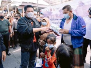 Herman Deru Serahkan Bantuan Bagi Korban Kebakaran di Sungsang. (foto : Humas Pemprov Sumsel)