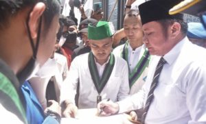 Gubernur Sumsel H. Herman Deru masih menyempatkan diri menemui mahasiswa yang tergabung dalam organisasi mahasiswa Cipayung Plus, di halaman kantor Gubernur, pada Hari senin 11 April 2022 (Foto: Humas Pemprov Sumsel)