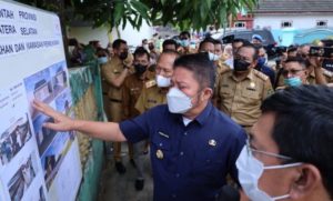 Gubernur Sumsel H Herman Deru  langsung melakukan tinjauan langsung  ke lokasi rencana bedah rumah tersebut  pada Senin 18 April 2022 siang.(Foto: Humas Pemprov Sumsel)