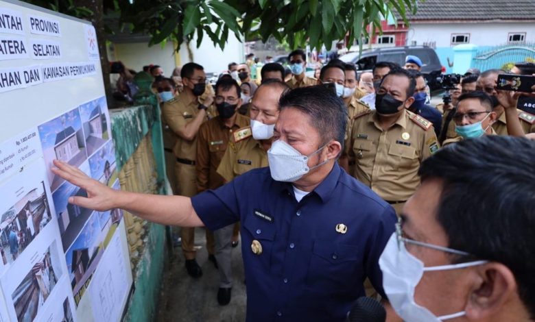Gubernur Sumsel H Herman Deru  langsung melakukan tinjauan langsung  ke lokasi rencana bedah rumah tersebut  pada Senin 18 April 2022 siang.(Foto: Humas Pemprov Sumsel)