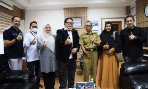 Sekda Provinsi Sumsel S.A Supriono saat menerima audiensi Tim ACT Consulting (ESQ) Group terkait kegiatan implementasi core values Ber-Akhlak & Employer di lingkungan Pemprov di ruang kerjanya,pada Senin 18 April 2022 sore (Foto: Humas Pemprov Sumsel )