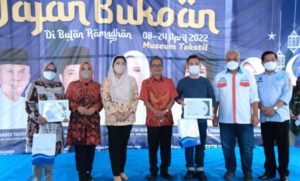 Sekda Sumsel S. A Supriono resmi menutup Kegiatan Festival Ramadhan Jajan Bukoan yang digelar sejak 8 April 2022 di Museum Tekstil, dan berakhir pada,  Minggu 24 April 2022 sore. (Foto: Humas Pemprov Sumsel)