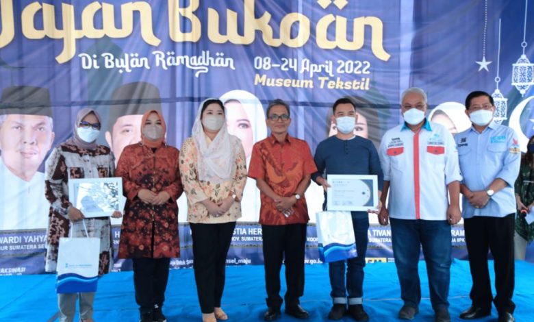 Sekda Sumsel S. A Supriono resmi menutup Kegiatan Festival Ramadhan Jajan Bukoan yang digelar sejak 8 April 2022 di Museum Tekstil, dan berakhir pada,  Minggu 24 April 2022 sore. (Foto: Humas Pemprov Sumsel)