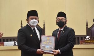 Gubernur Sumsel H Herman Deru saat Menerima penyerahan Laporan Hasil Pemeriksaan (LHP) BPK RI atas laporan keuangan Pemprov Sumsel Tahun Anggaran 2021, pada Hari Senin 25 April. (Foto: Humas Pemprov Sumsel)