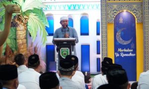 Gubernur Sumsel H Herman Deru saat Penutupan pengajian dan safari Ramadhan tersebut dilakukan usai shalat isya', tarawih dan witir di Griya Agung Palembang, Selasa (26/4) malam.