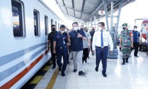 Gubernur Sumsel, Herman Deru, meninjau Stasiun Kereta Api Kertapati. (foto : Humas Pemprov Sumsel)