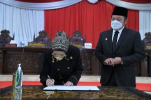 Ketua DPRD Sumsel, Anita Noeringhati, dan Gubernur Sumsel, Herman Deru, menyepakati 3 Raperda dan 1 Raperda Perpanjangan Waktu Pembahasan pada Rapat Paripurna XLVI hari Kamis tanggal 17 Maret 2022. (foto : Yuyu/Humas DPRD Sumsel)