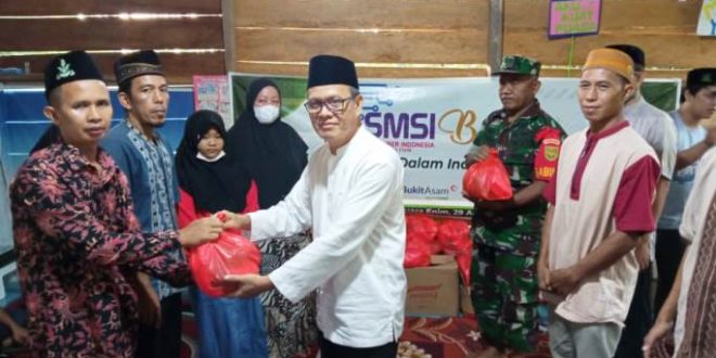 Pengurus SMSI Muara Enim menyerahkan bantuan kepada pengurus Rumah Qur'an Al Uswah pada hari Jum'at tanggal 29 April 2022. (foto : SMSI Sumsel)