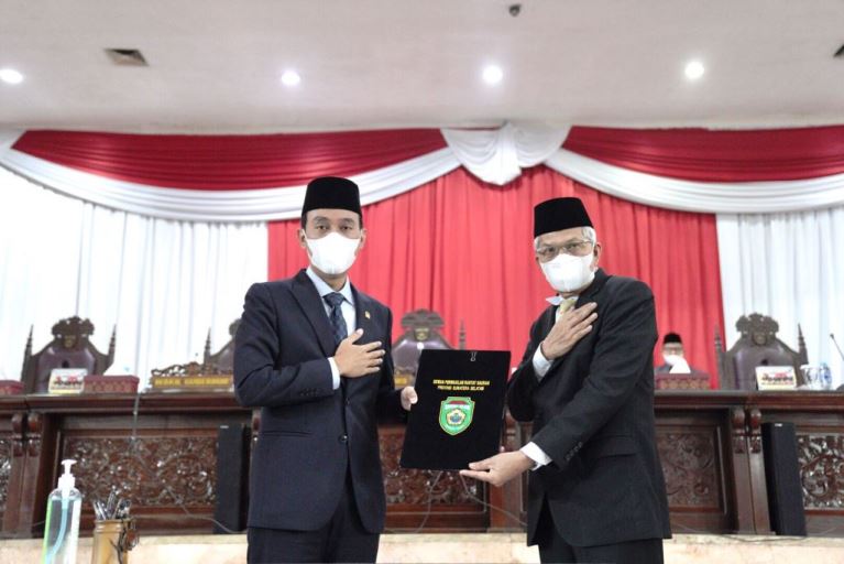 Wakil Ketua DPRD Sumsel, Muchendi, S.E., bersama Wakil Gubernur Sumsel, Mawardi Yahya, setelah penandatanganan Keputusan DPRD Sumsel tentang Pembentukan Panitia Khusus Pembahasan 4 Raperda. (foto : Yuyu/Humas DPRD Sumsel)
