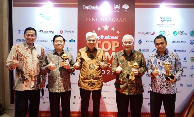 Gubernur Sumsel, Herman Deru, diwakili oleh Wakil Gubernur, menerima penghargaan Top BUMD Awards 2022. (foto : Humas Pemprov Sumsel)