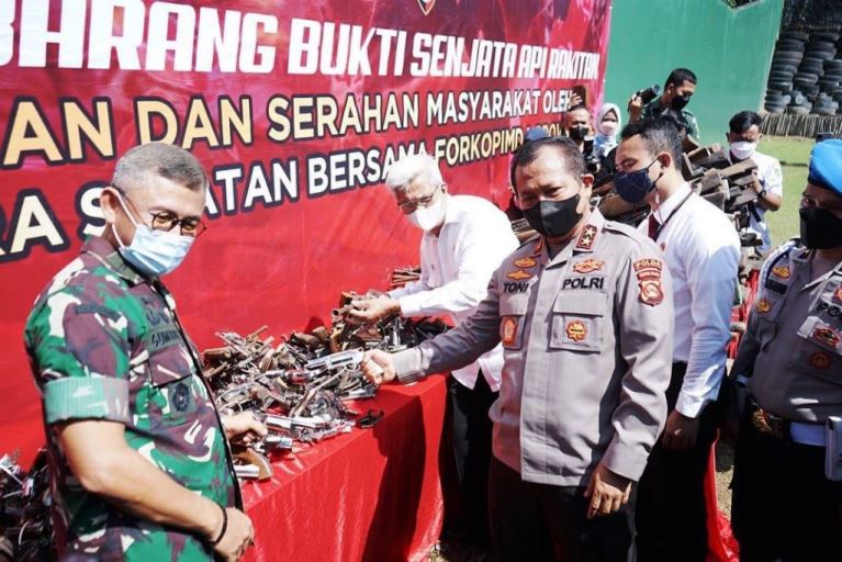 Wakil Gubernur Sumsel, Mawardi Yahya, menghadiri acara Pemusnahan Senpi Ilegal di Polda Sumsel. (foto : Humas Pemprov Sumsel)