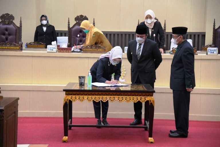 Ketua DPRD Sumsel, Hj. Anita Noeringhati, bersama Gubernur Sumsel, Herman Deru, menandatangani Keputusan DPRD Sumsel pada Rapat Paripurna XLVIII (48) yang membahas Laporan Keterangan Pertanggungjawaban Gubernur Sumsel Tahun Anggaran 2021. (foto : Humas DPRD Sumsel)