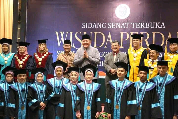Gubernur Sumatera Selatan, Herman Deru hadiri Wisuda Perdana Sekolah Tinggi Ilmu Al-Qur'an (STIQ) Al- Lathifyyah Palembang, di Ballroom Hotel Aston Palembang, pada hari Sabtu 21 Mei 2022. (Foto: Humas Pemprov Sumsel)