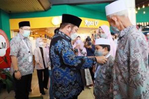Gubernur Sumsel, Herman Deru, melepas keberangkatan Jama'ah Umroh Hamidah Private Tour and Travel. (foto : Humas Pemprov Sumsel)