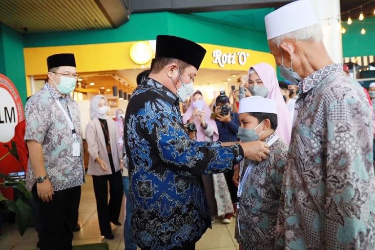Gubernur Sumsel, Herman Deru, melepas keberangkatan Jama'ah Umroh Hamidah Private Tour and Travel. (foto : Humas Pemprov Sumsel)