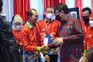 Wali Kota Palembang, Harnojoyo, dan Menpan RB Republik Indonesia, di acara HUT Apeksi ke 22. (foto : Humas Pemkot Palembang)