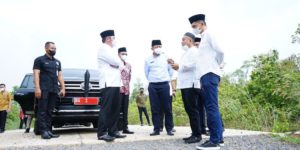 Gubernur Sumsel, Herman Deru, meninjau lokasi perbaikan jalan penghubung Desa Campang Tiga dengan Desa Muara Kuang. (foto : Humas Pemprov Sumsel)
