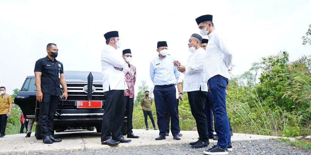 Gubernur Sumsel, Herman Deru, meninjau lokasi perbaikan jalan penghubung Desa Campang Tiga dengan Desa Muara Kuang. (foto : Humas Pemprov Sumsel)