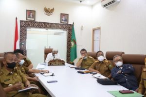 Wakil Gubernur Sumsel, Mawardi Yahya, bersama perwakilan dinas terkait, mengikuti Rakor Terbatas mengenai Minyak Goreng Curah. (foto : Humas Pemprov Sumsel)