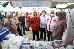 Sekda Sumsel, Supriono, mengunjungi stand UMKM. (foto : Humas Pemprov Sumsel)