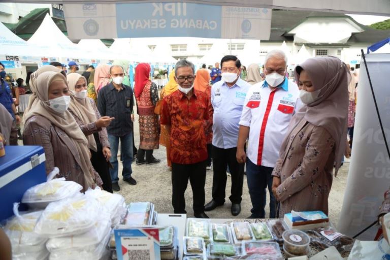 Sekda Sumsel, Supriono, mengunjungi stand UMKM. (foto : Humas Pemprov Sumsel)