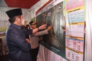 Gubernur Sumsel, Herman Deru, memantau pergerakan arus mudik di gerbang tol Kayuagung. (foto : Humas Pemprov Sumsel)
