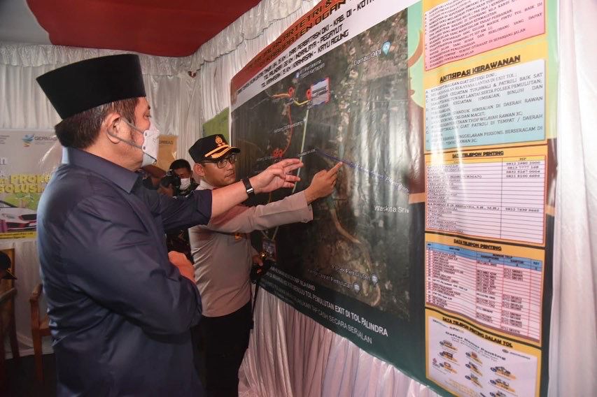 Gubernur Sumsel, Herman Deru, memantau pergerakan arus mudik di gerbang tol Kayuagung. (foto : Humas Pemprov Sumsel)