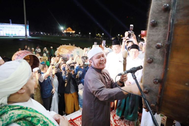 Gubernur Sumsel, Herman Deru, memimpin takbiran bersama di Griya Agung. (foto : Humas Pemprov Sumsel)