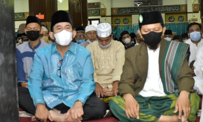 Direktur Utama PT. Bukit Asam Tbk, Arsal Ismail, melaksanakan sholat Iedul Fitri di Masjid Jamik (foto : SMSI Sumsel)