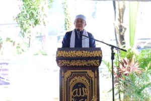 Gubernur Sumsel, Herman Deru, memberikan kata sambutan pada acara sholat Iedul Fitri berjamaah di Masjid Agung. (foto : Humas Pemprov Sumsel)