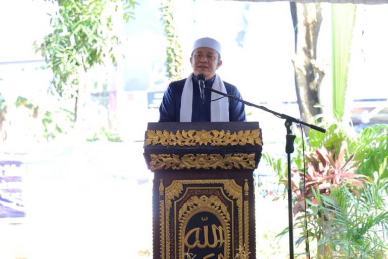 Gubernur Sumsel, Herman Deru, memberikan kata sambutan pada acara sholat Iedul Fitri berjamaah di Masjid Agung. (foto : Humas Pemprov Sumsel)