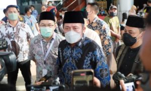 Gubernur Sumsel, Herman Deru, saat menghadiri pelepasan jama'ah umroh Hamidah Travel. (foto : Debi Arianto)