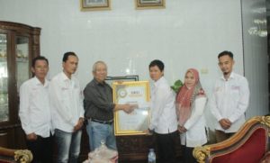 Pengurus SMSI OKU Selatan memberikan penghargaan kepada H. Muhtadin Sera'i. (foto : SMSI OKU Selatan)