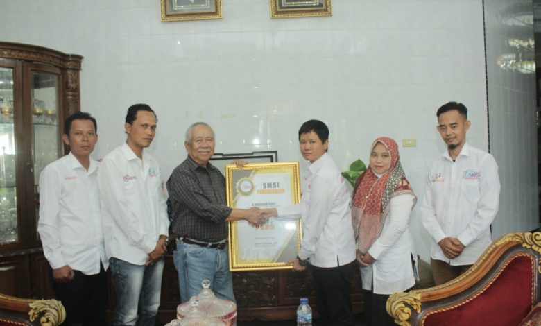 Pengurus SMSI OKU Selatan memberikan penghargaan kepada H. Muhtadin Sera'i. (foto : SMSI OKU Selatan)