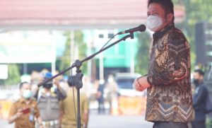 Gubernur Sumsel, Herman Deru, saat memimpin apel perdana ASN di Lingkungan Pemprov Sumsel setelah hari Raya Idul Fitri 1443 H. (foto : Humas Pemprov Sumsel)