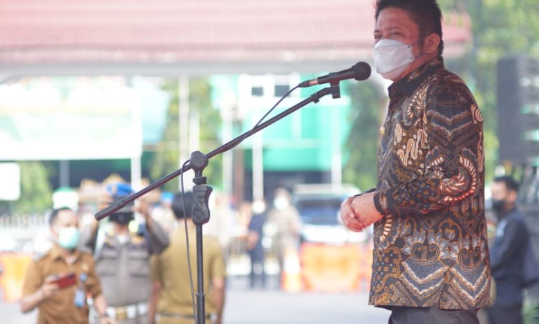 Gubernur Sumsel, Herman Deru, saat memimpin apel perdana ASN di Lingkungan Pemprov Sumsel setelah hari Raya Idul Fitri 1443 H. (foto : Humas Pemprov Sumsel)